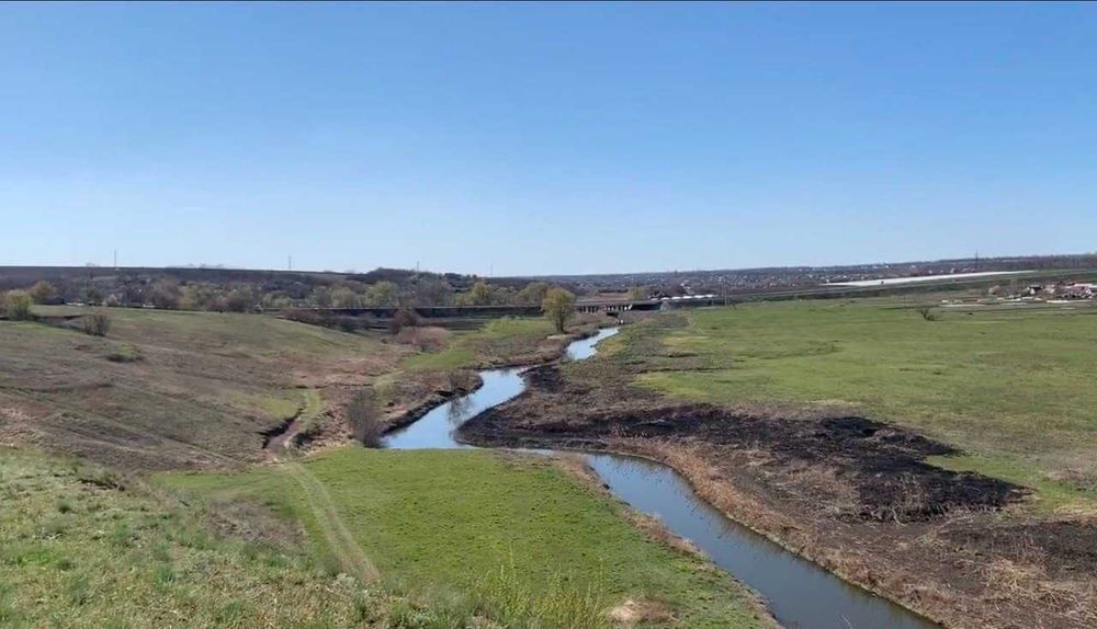 Участок 8 Га в живописном месте на берегу реки