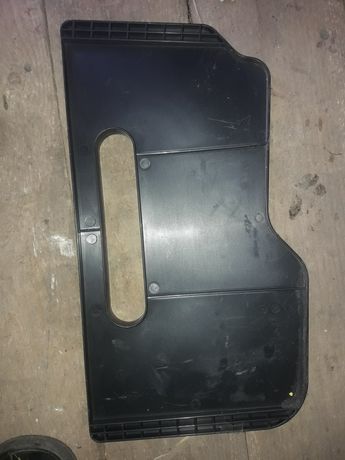 Перегородка від ящика для інструменту на місце запаски в Рено Меган 3