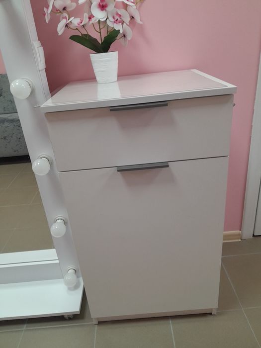 Нова, біла  шафа