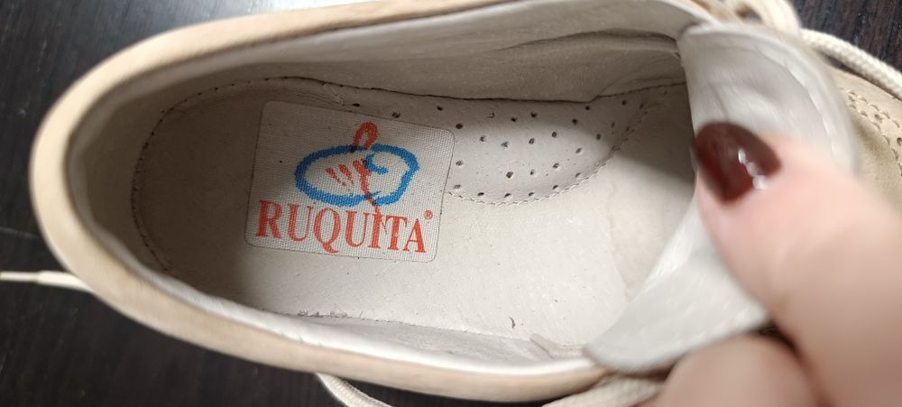 Sapatos de criança em pele