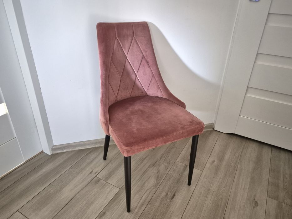 Krzesło tapicerowane pikowane welur