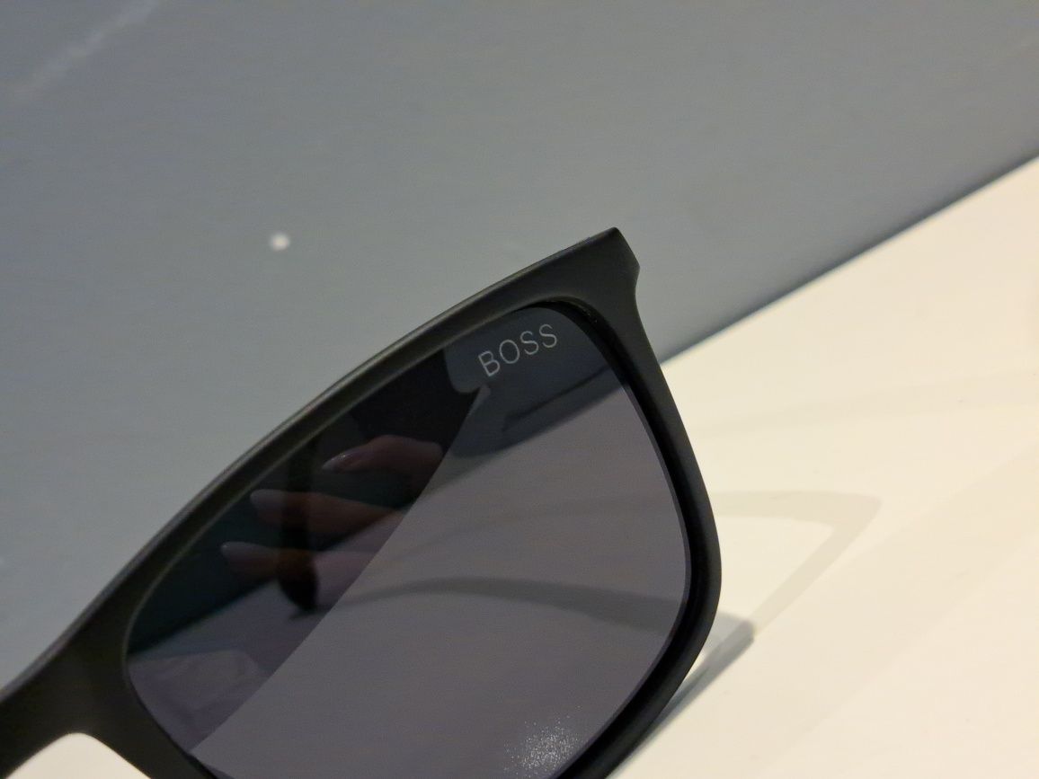 **Hugo Boss męskie czarne nowe okulary przeciwsłoneczne logo srebrne