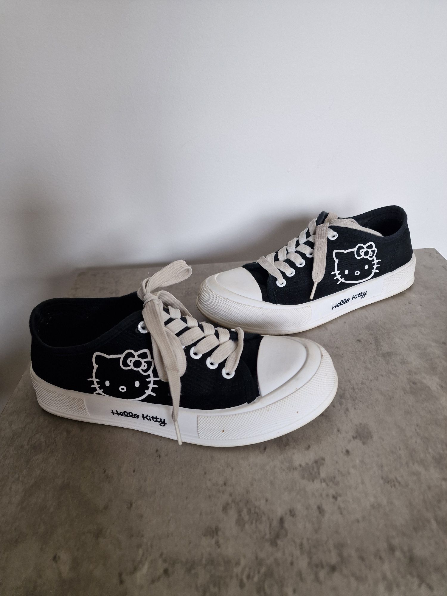 Buty tenisówki sportowe trampki Hello Kitty 35/36 wkładk 23cm stan BDB