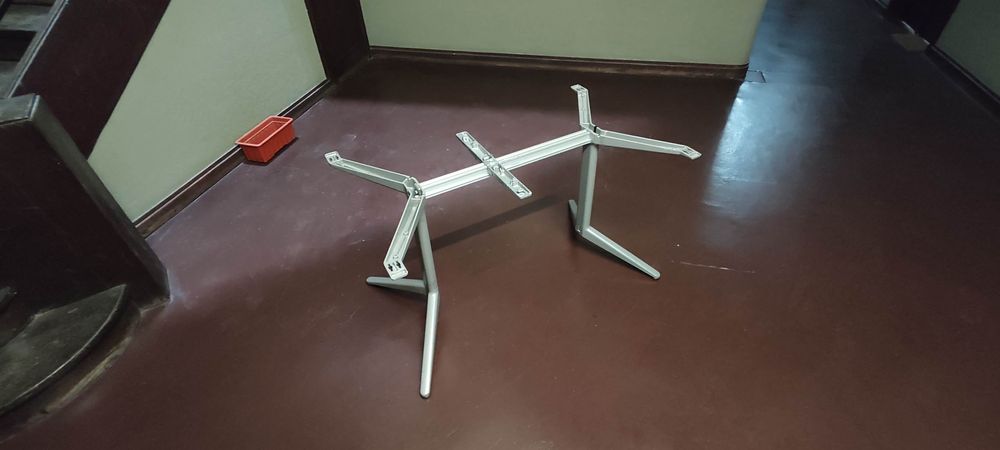 Mesa oval de escritório da marca Ahrend com 2 metros