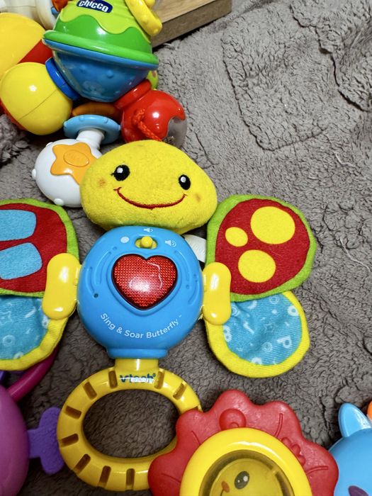 Величезний лот іграшок для немовлят