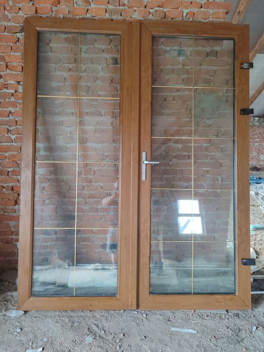 Продаються метало пластикові двері