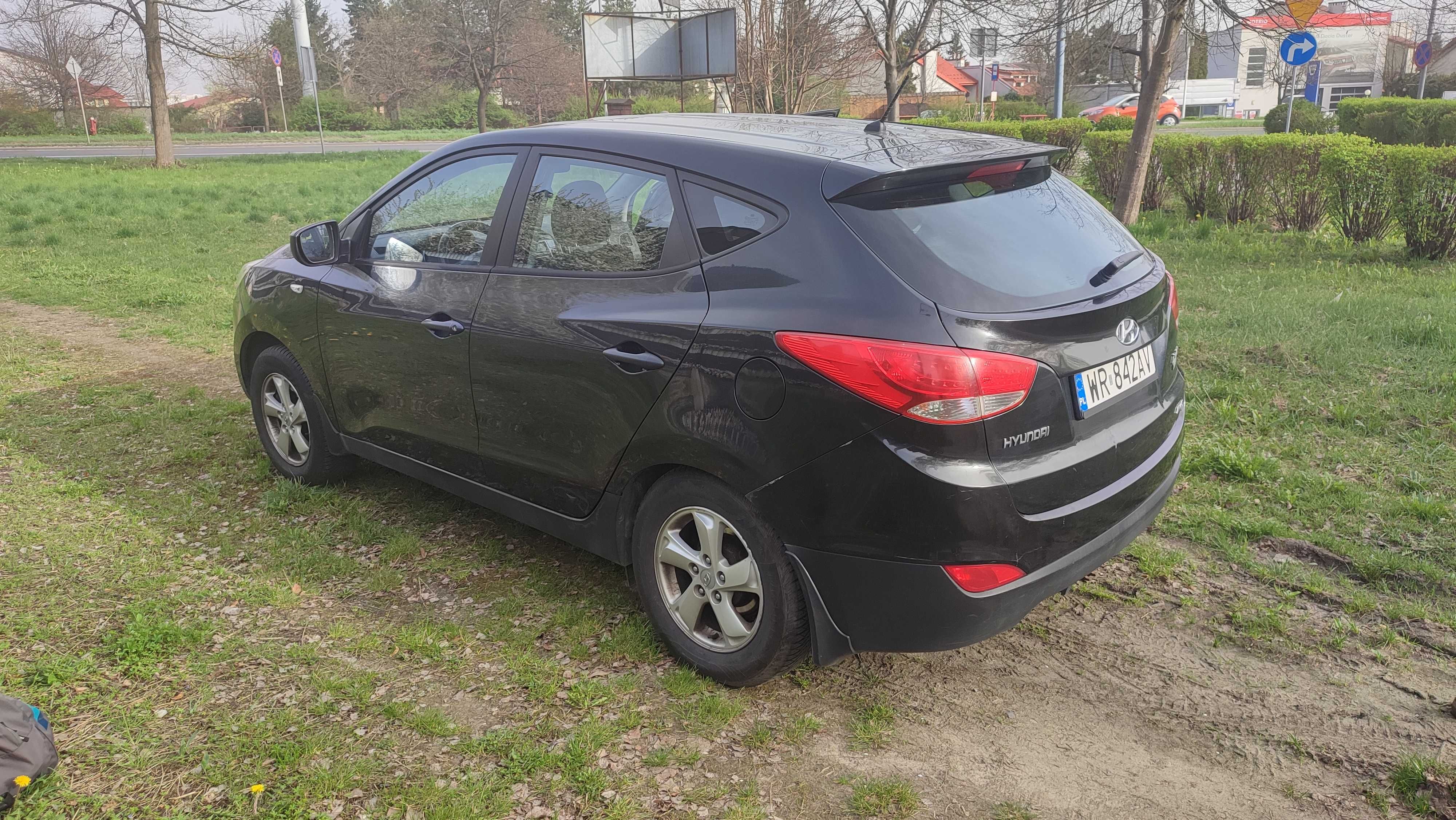 Hyundai ix35, nowe opony, bagażnik dachowy, doczepiany hak