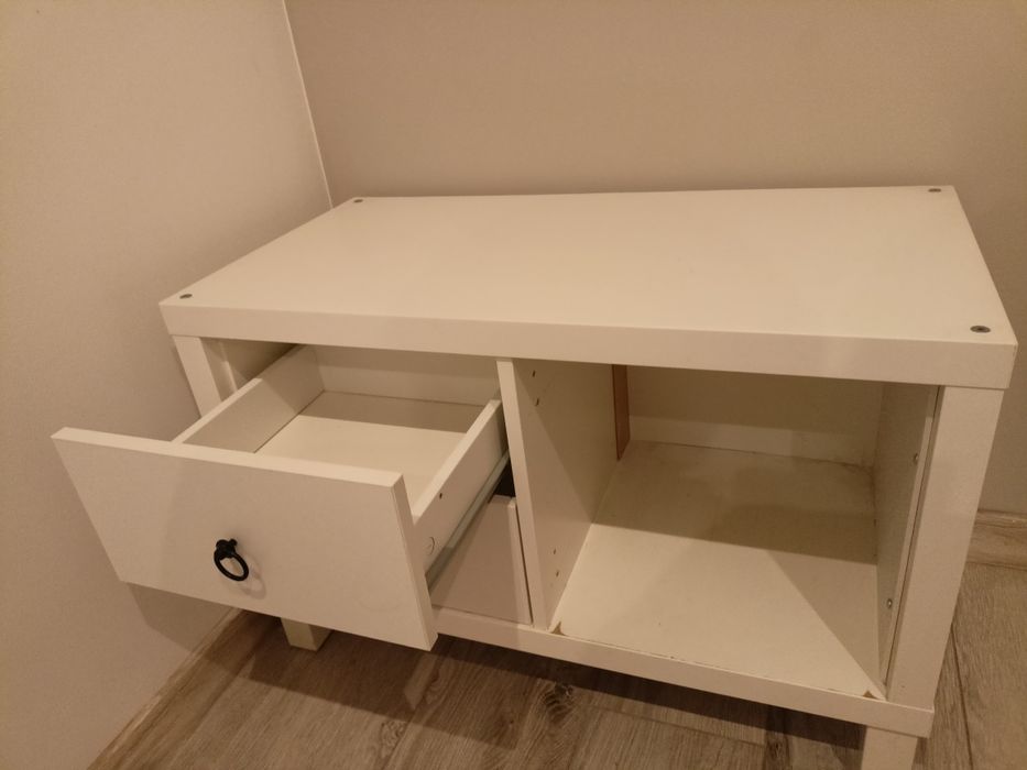 Mała biała szafka komoda