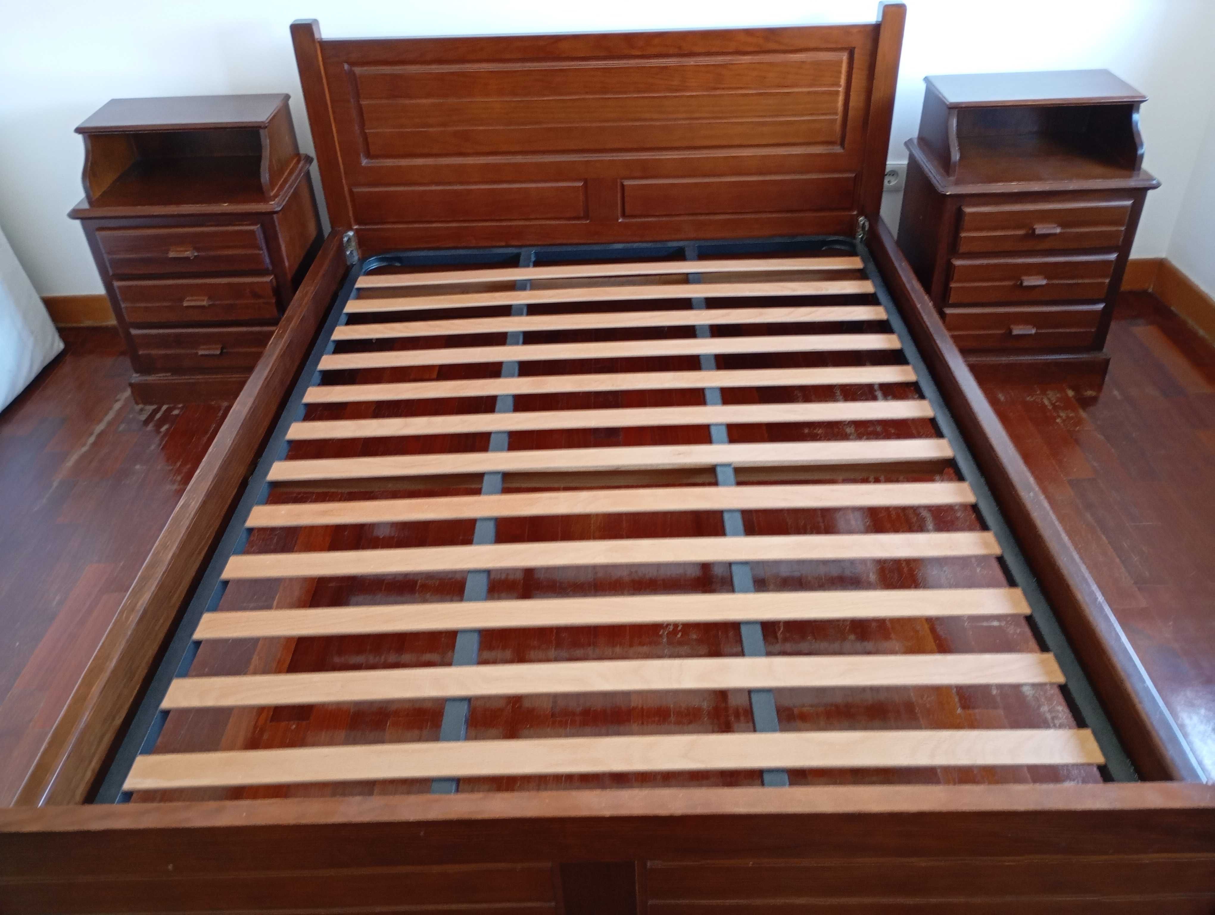 Mobilia de quarto (cama, estrado e mesinhas)