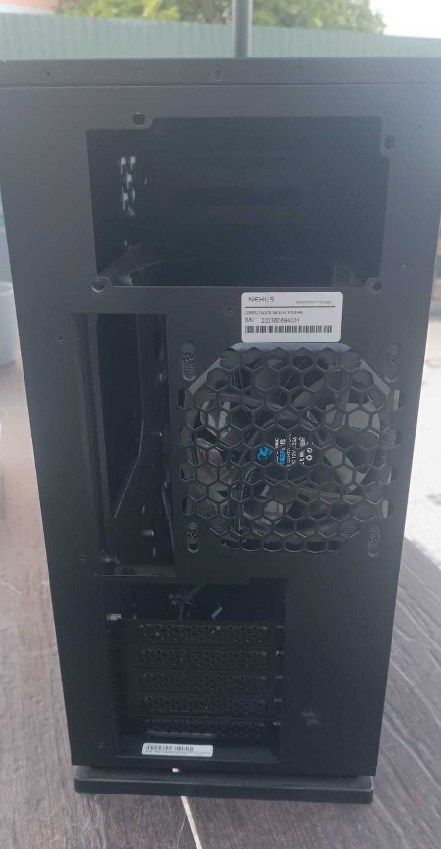 Caixa de PC - Torre Midi com excelente refrigeração e design elegante