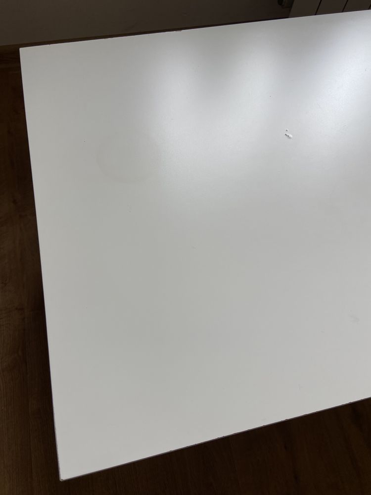 Biały stolik kawowy ikea