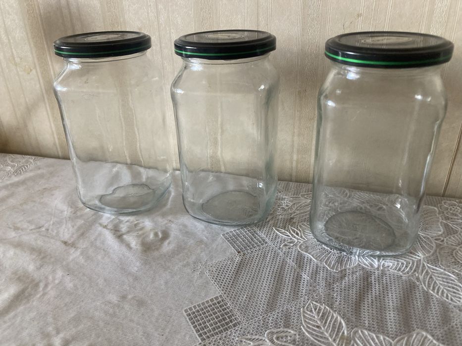 Продам стеклянные банки 0.5 л круглые и квадратные