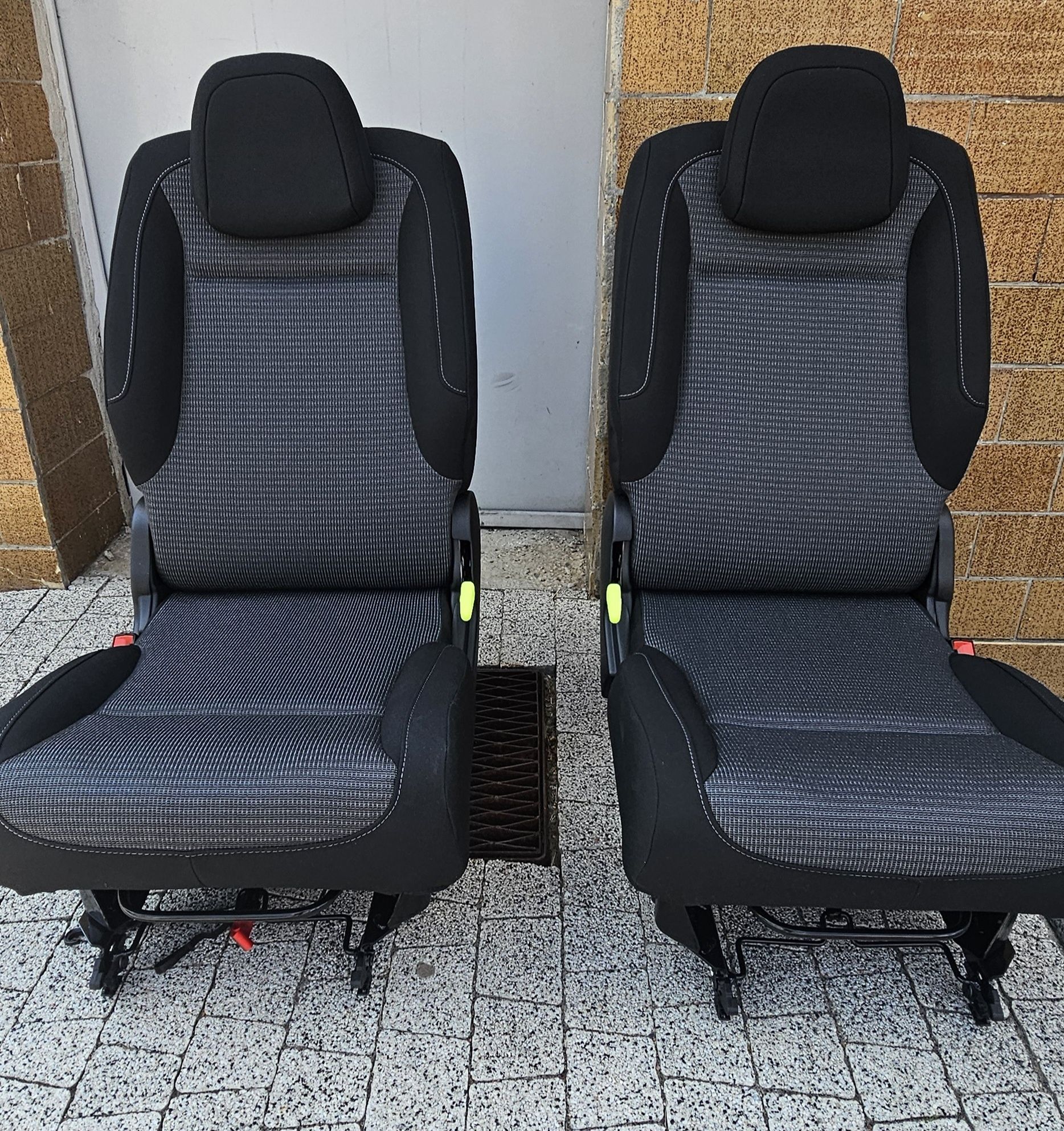 Dwa NOWE fotele tylne do Toyoty Proace City z 2024r