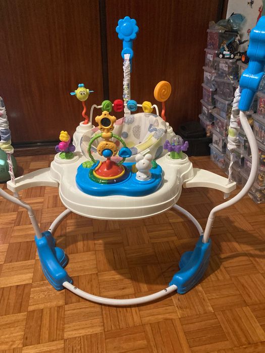Saltitão para bebé - com mesa de atividades e assento que roda