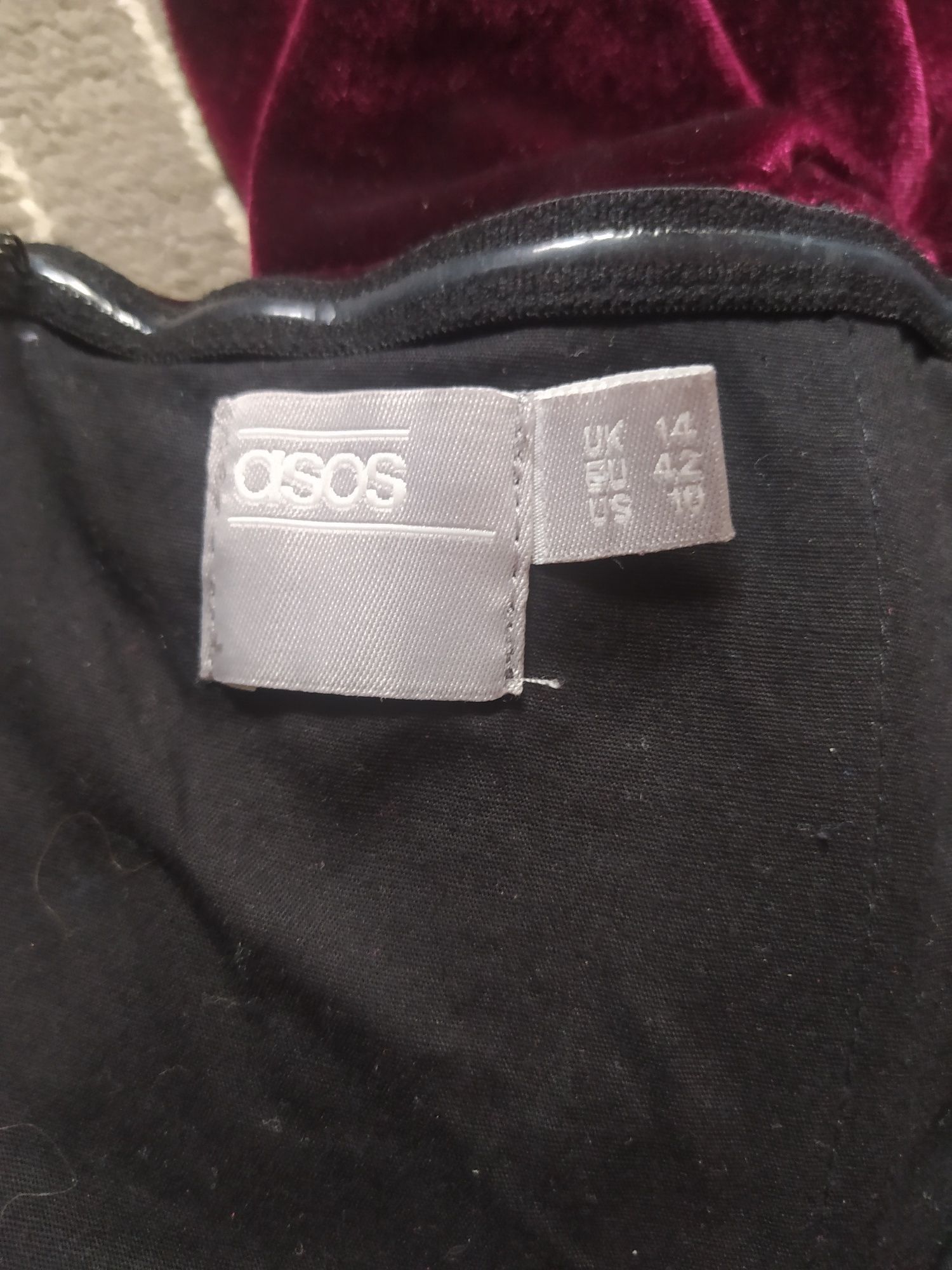 Sukienka wieczorowa ASOS aksamitna z ozdobnymi falbankami bordowa