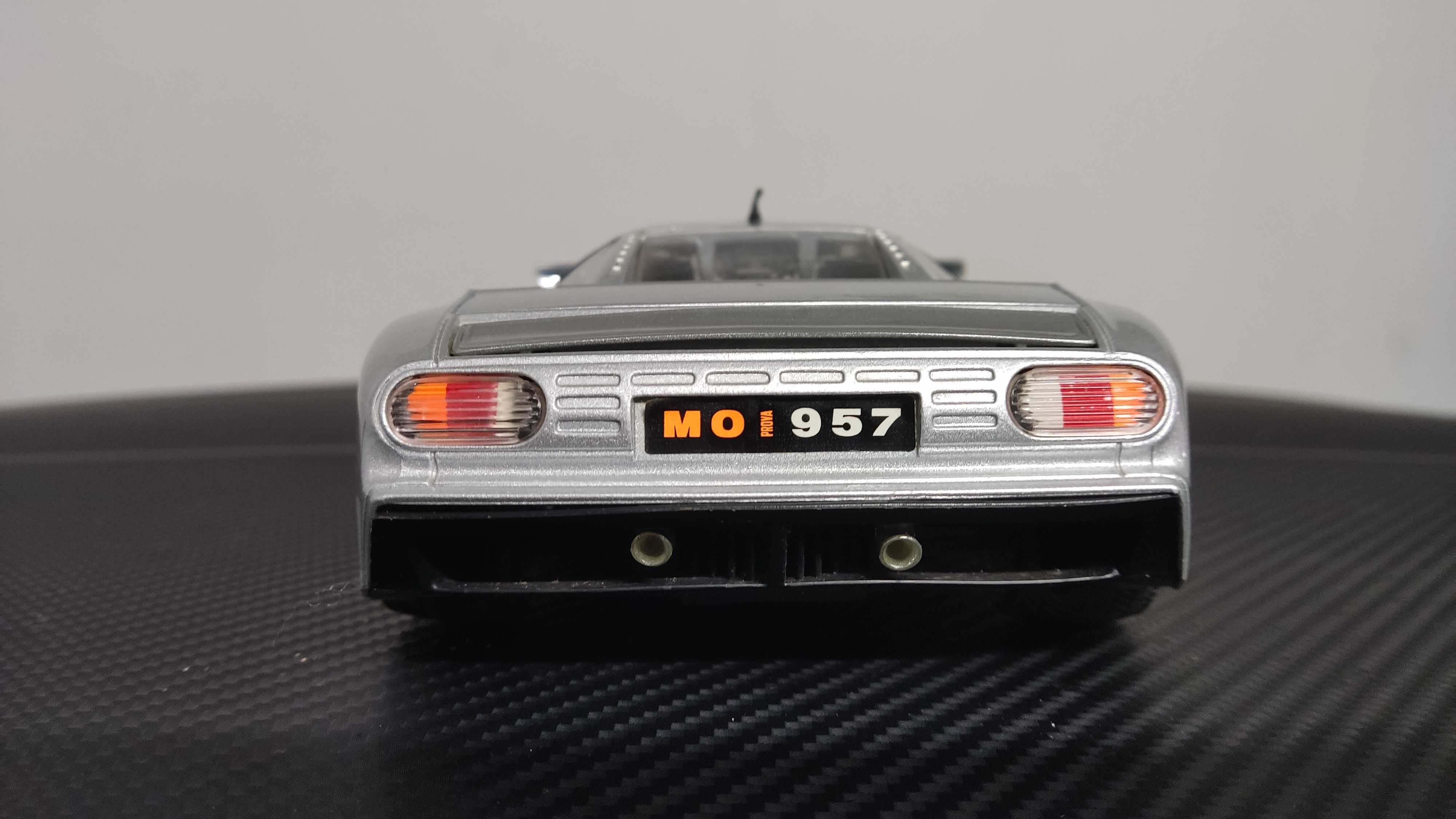 Burago Diamonds Series Bugatti EB 110 1/18