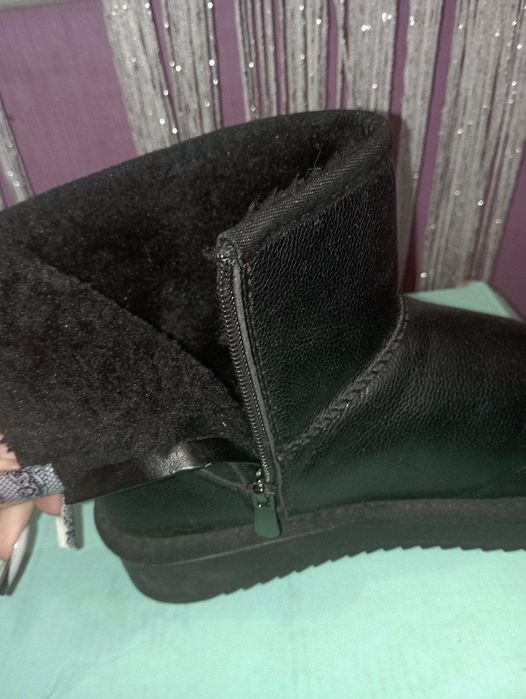 Продам угги жіночі ,кожа .