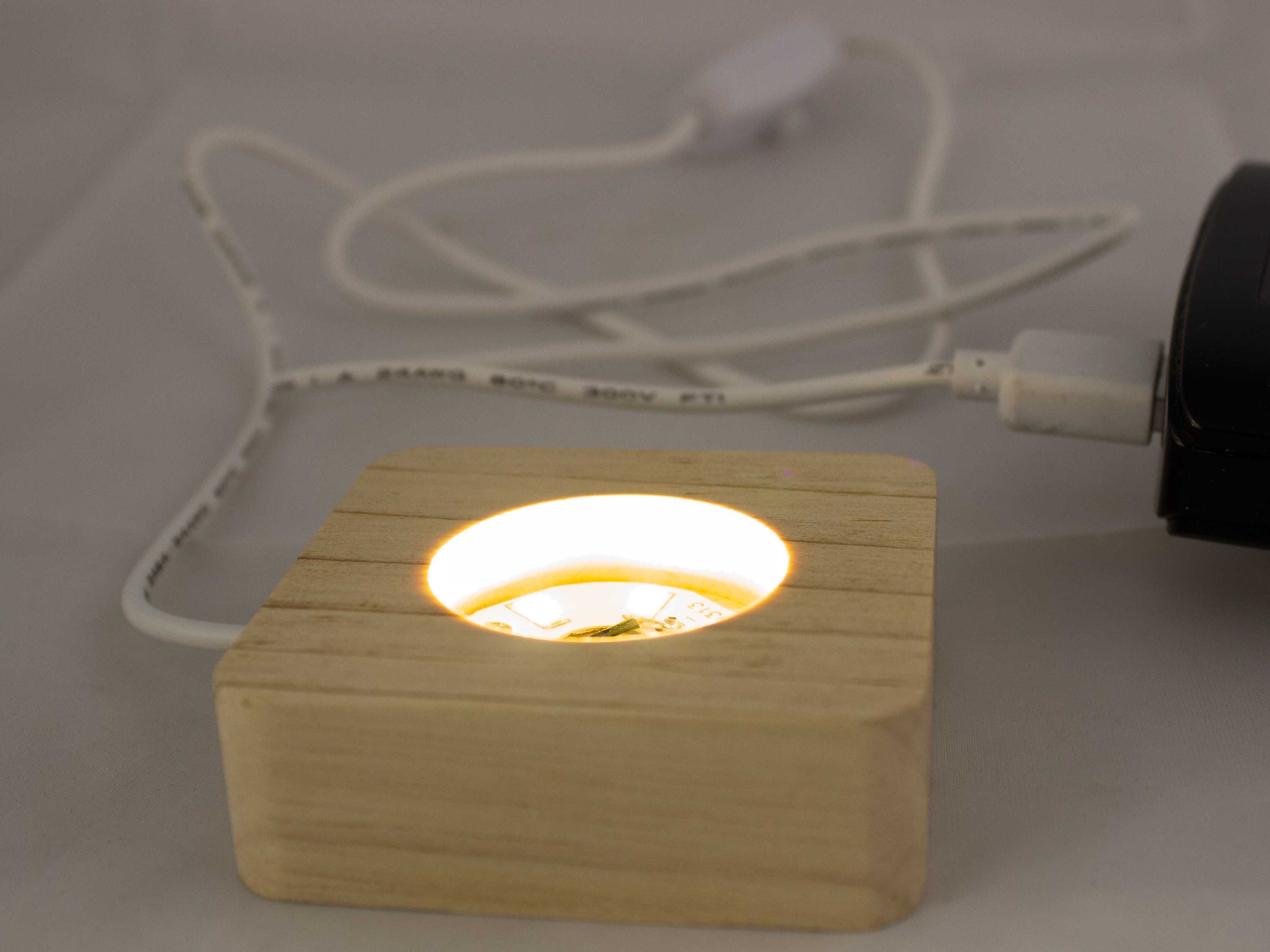 Podstawka LED USB Białe Ciepłe Światło pod Figurkę Piramidkę - 6x6 cm
