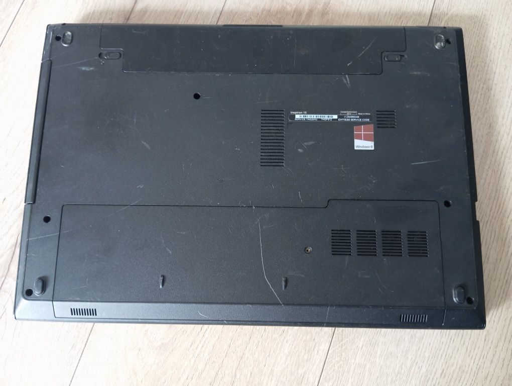 Laptop Dell Inspiron 15 P40F włącza się, do naprawy