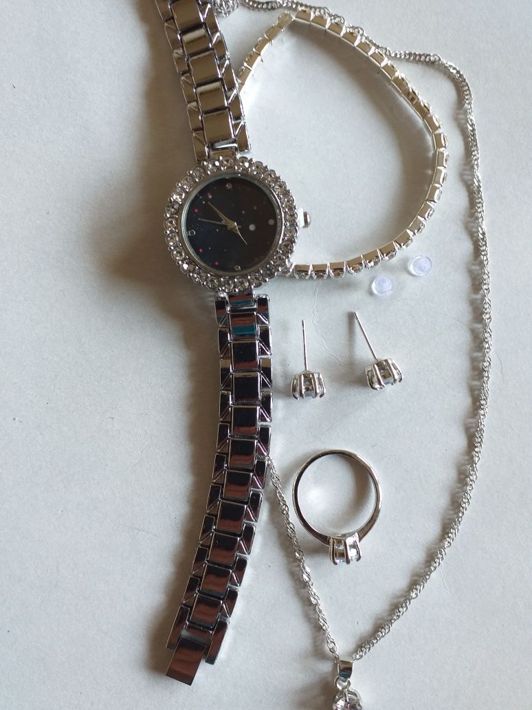 Zegarek w zestawie modnej biżuterii damskiej  .