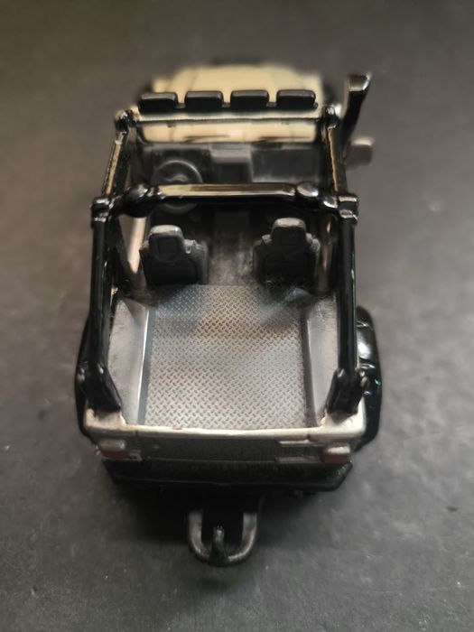 Miniatura de Jeep Rubicon em tom prateado.
