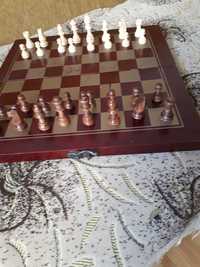 продаю шахівницю з шаховими  фігурами