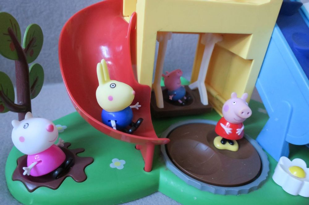 Duży domek Świnka Peppa plus 3 figurki plac zabaw 32 cm x 27 cm