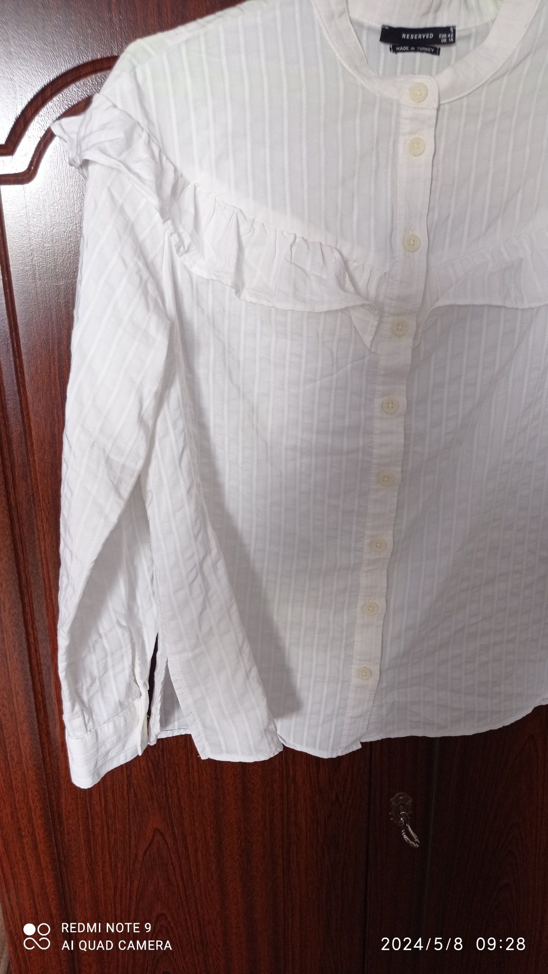 Bluza biała z falbanką marki Reserved, rozmiar XL