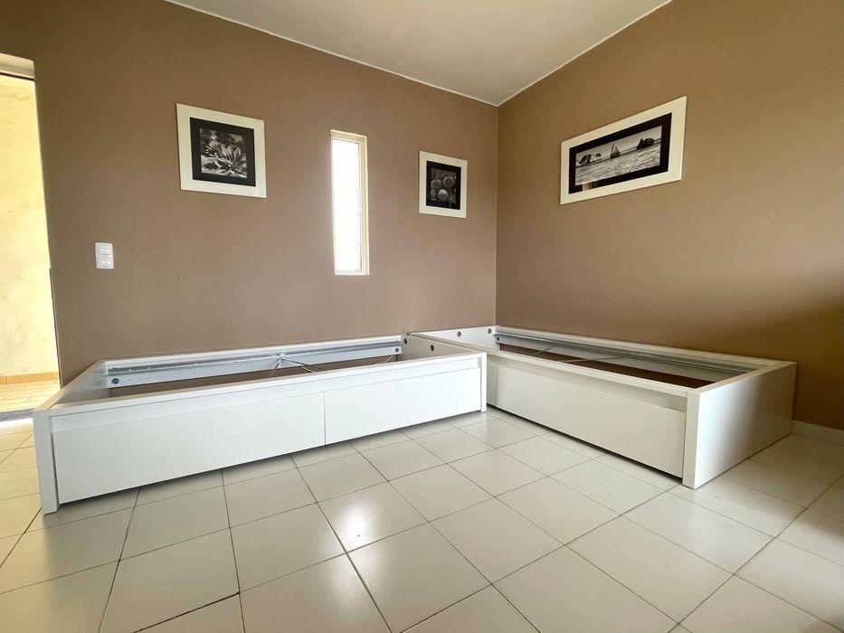 Duas camas Individuais uma pessoa 90x200
IKEA com caixas de arrumações