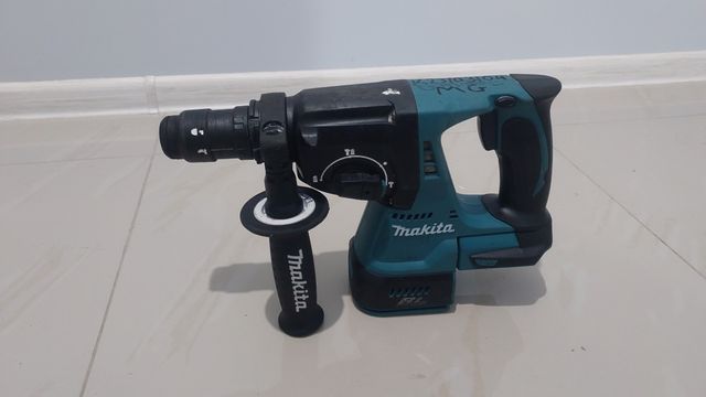 Аккумуляторный перфоратор Makita DHR243