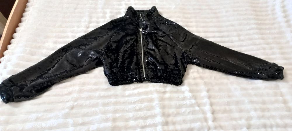 Продам коротку куртку XS Bershka б/в