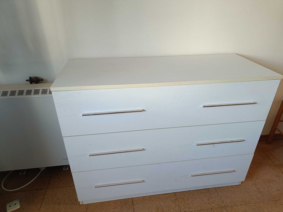 Cómoda com 3 gavetas