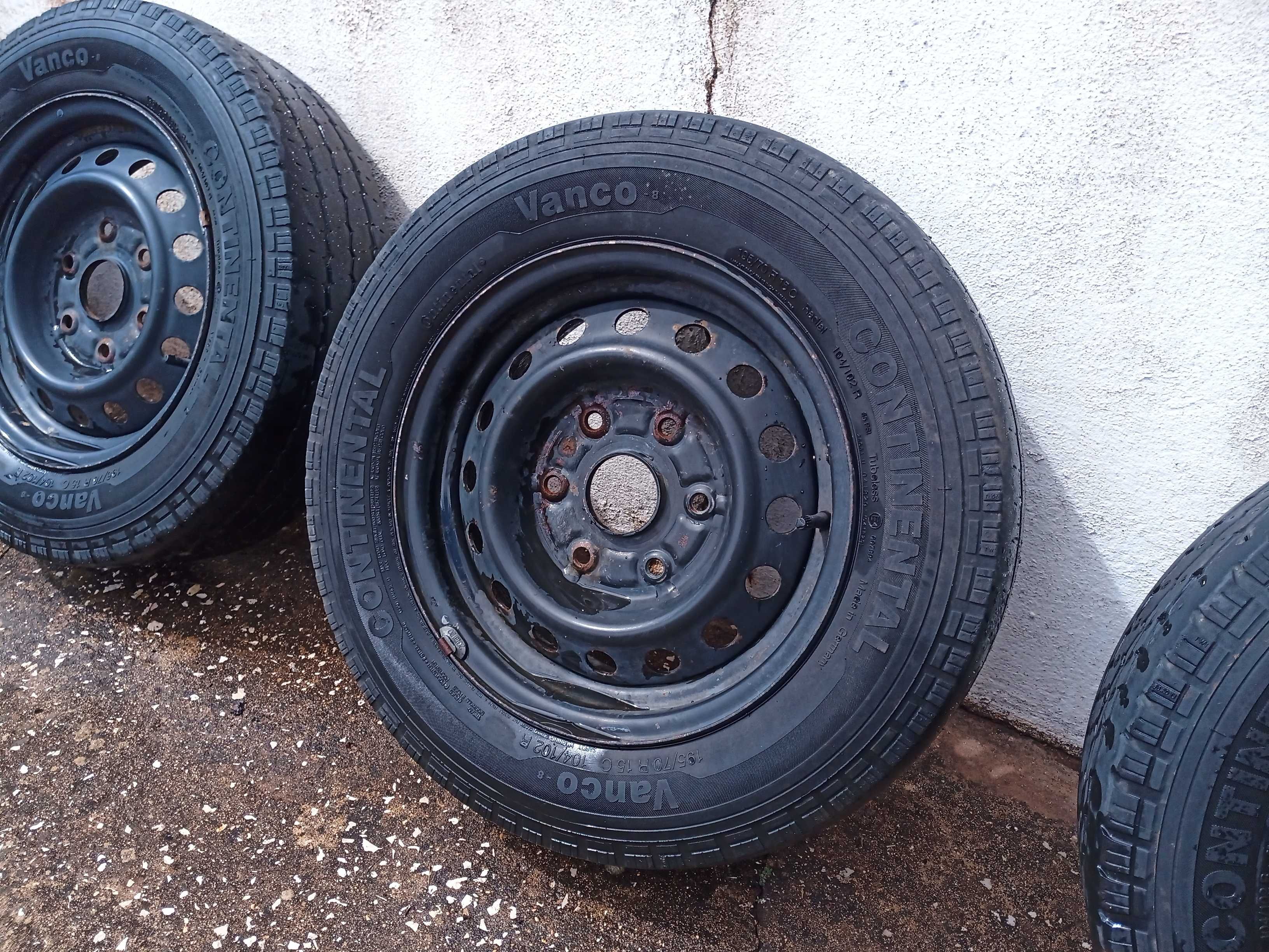 4 Rodas de Toyota HiAce 2003 ferro com pneus continental 195/70 R 15