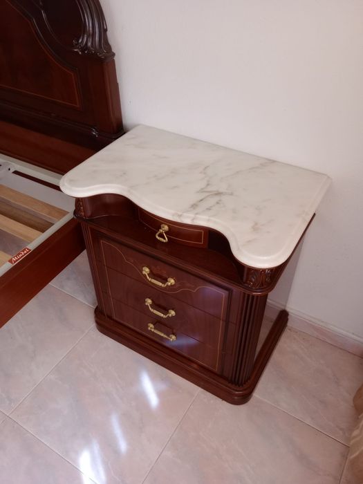 Cama de casal com  2 mesas de cabeceira e cómoda com espelho incluídas
