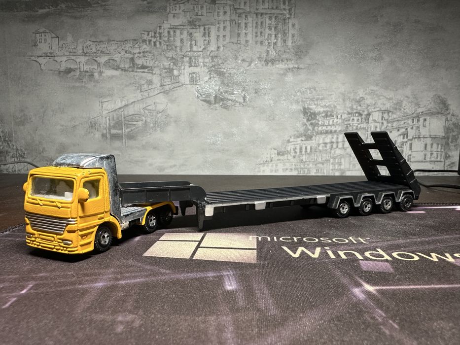 Іграшковий тягач з причіпом