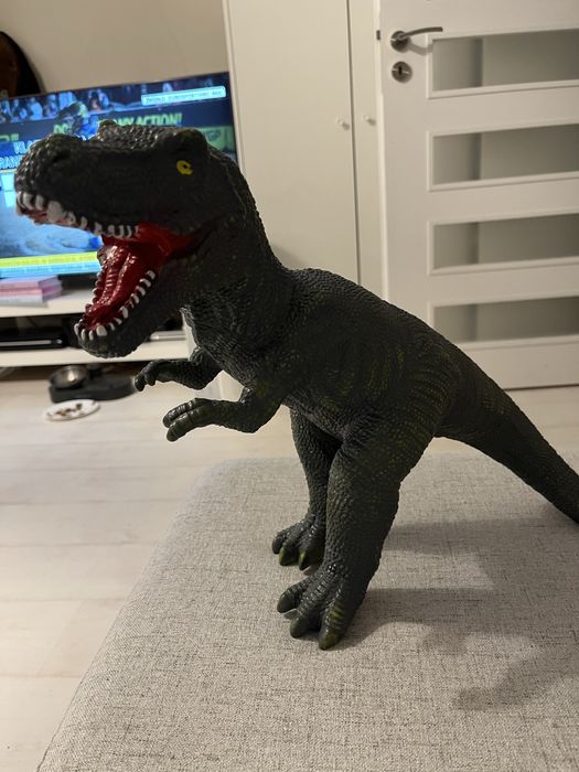 Duzy dinozaur z głosem dobra jakość