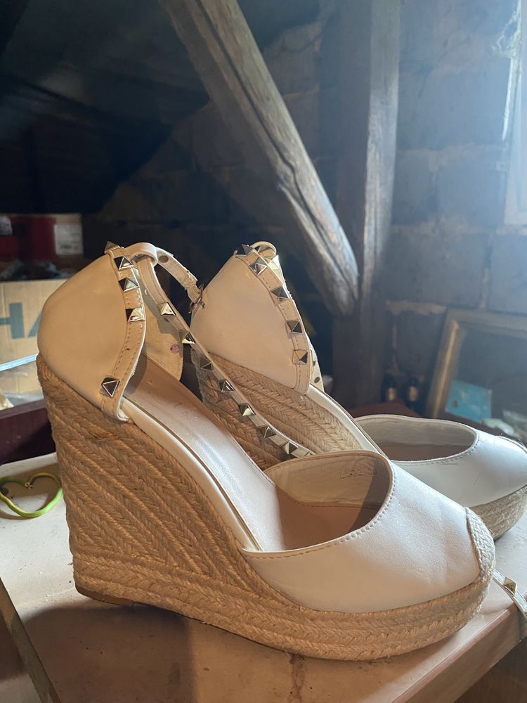 Buty na koturnie