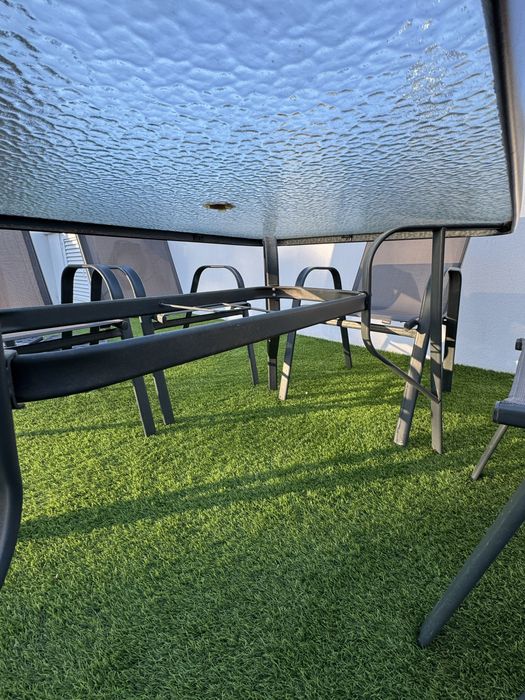 Mesa de vidro com cadeiras