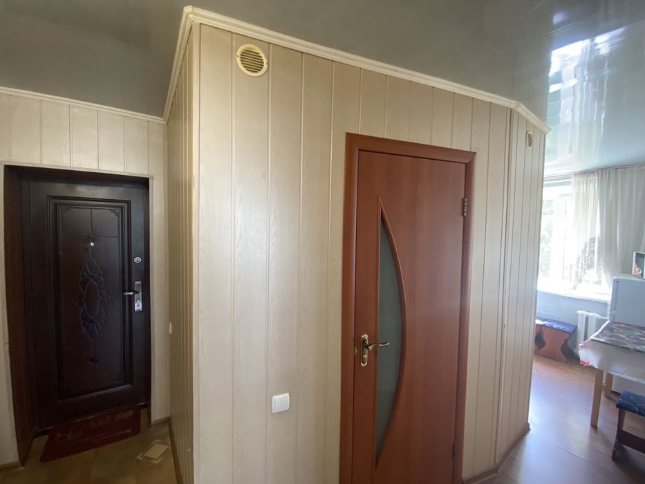 Продам 2 х кімнатну квартиру Центр  !