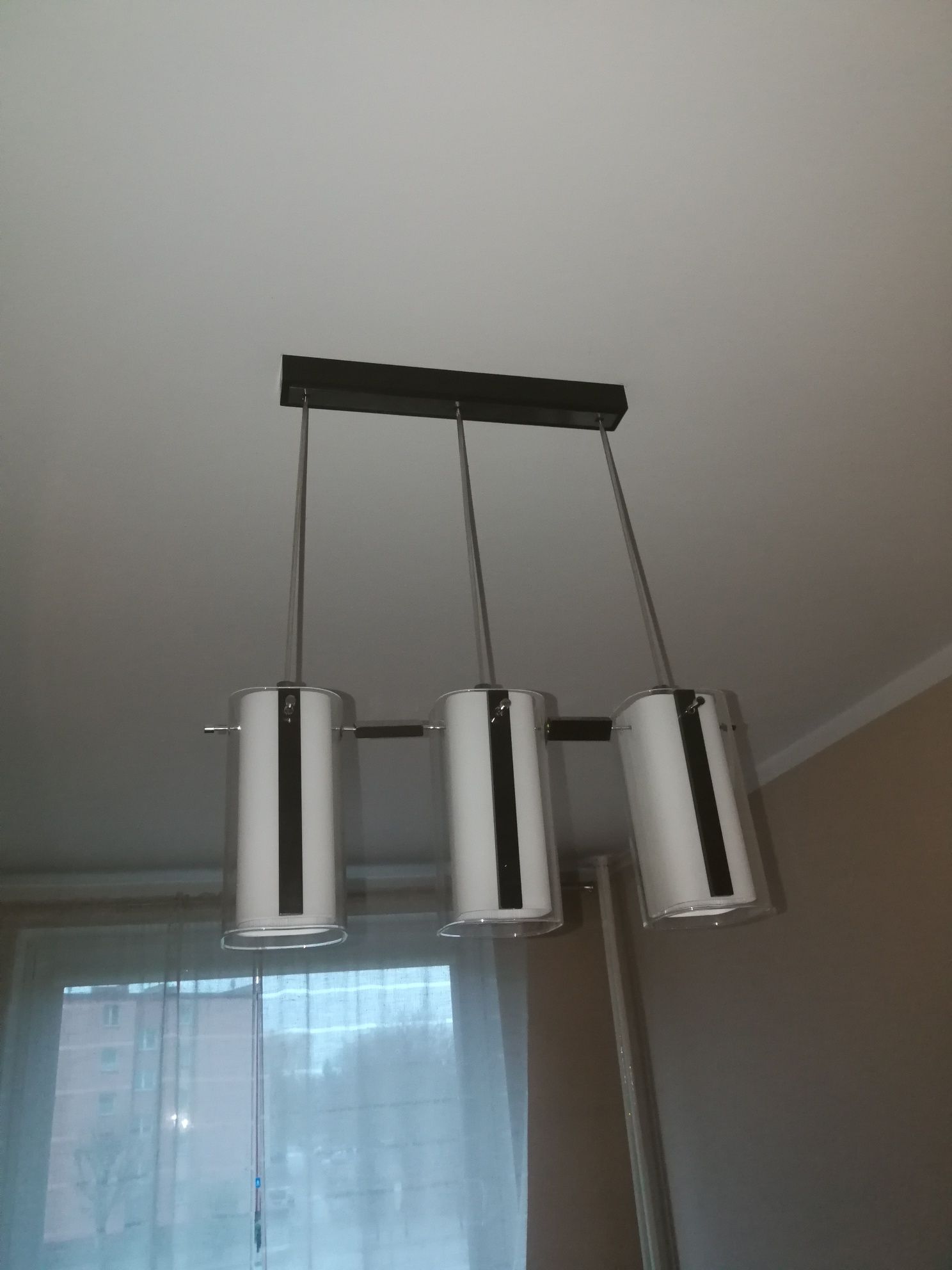 Lampa wisząca, trzy klosze, drewno wenge.