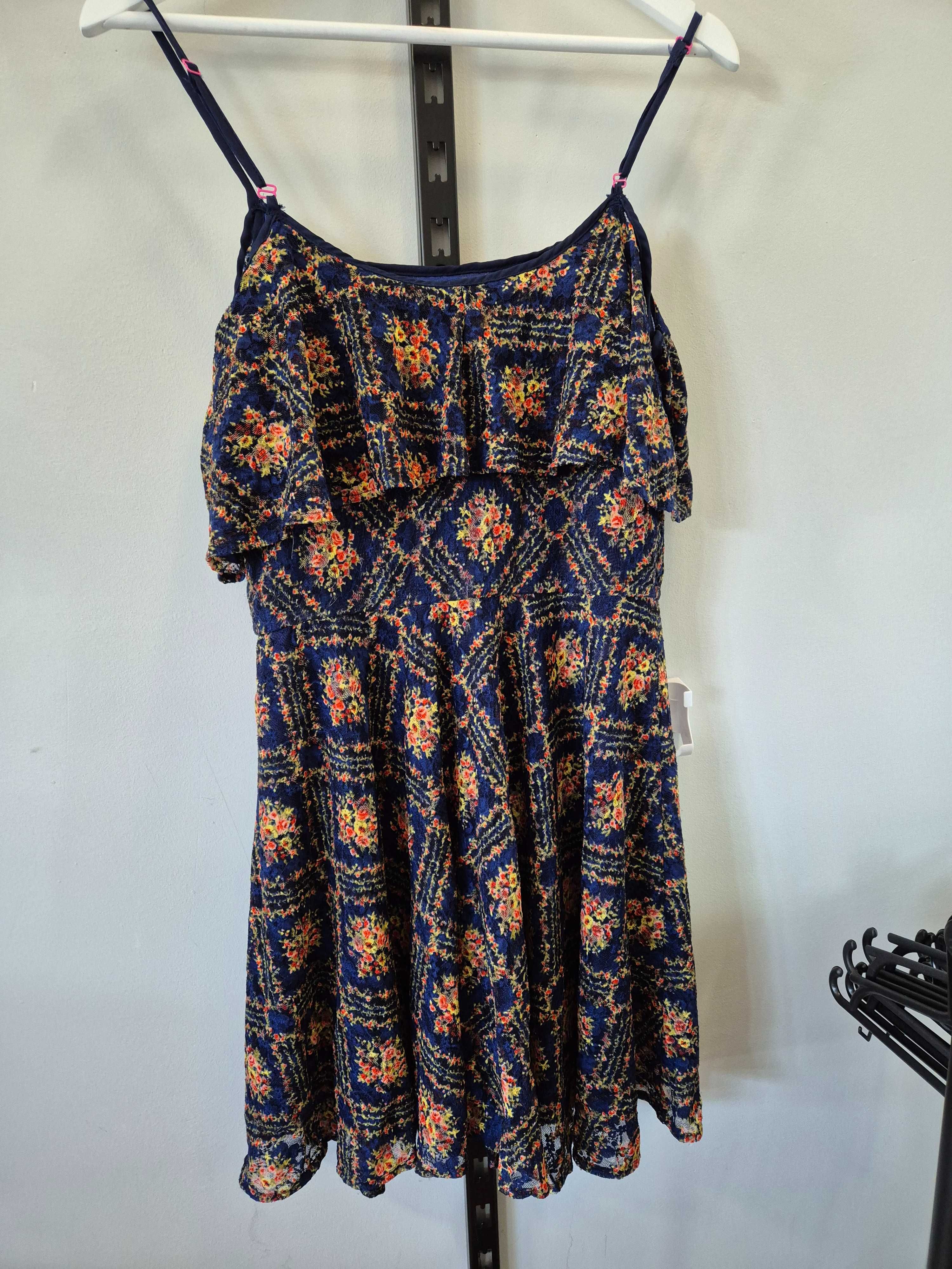 Sukienka boho na szelkach i hiszpanką na ramiona