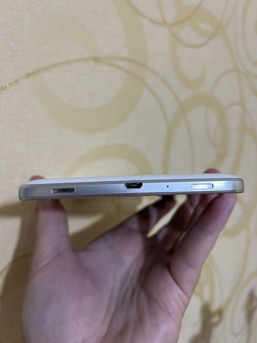 Планшет Samsung Galaxy Tab 3  повністю функціональний.