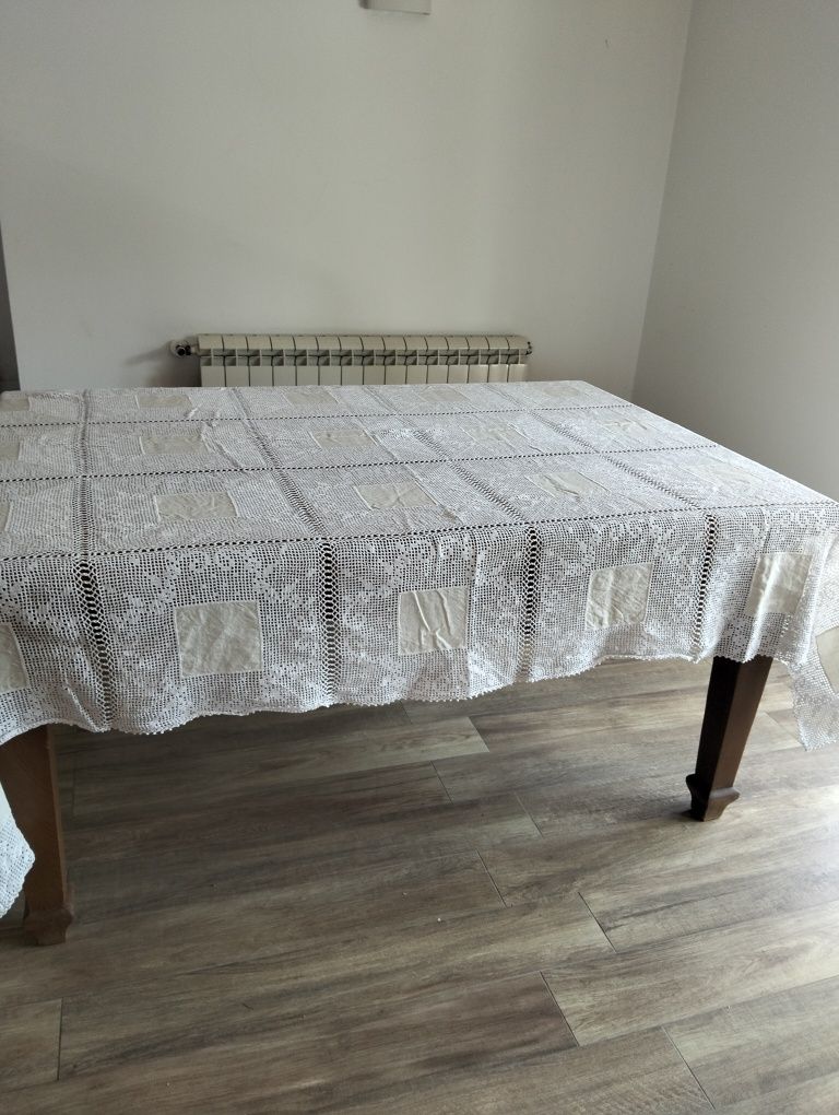 Toalha de mesa em crochê branca