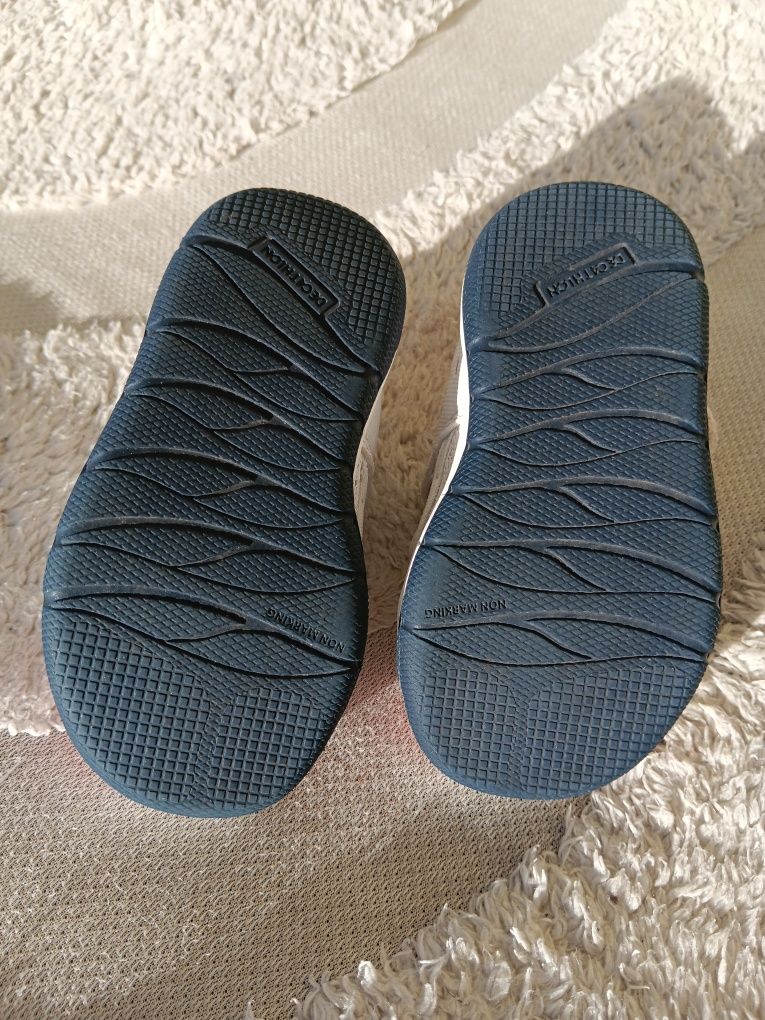 Sapatilhas / Ténis com abertura N. 20, da Decathlon
