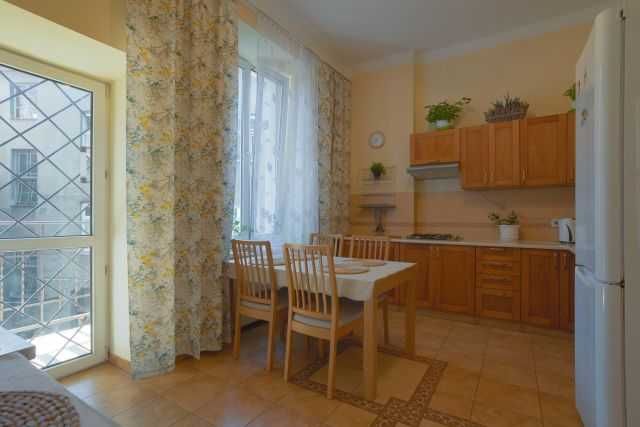 Centrum Krakowa, duży, niezależny, 21 m2 pokój dla kobiet do wynajęcia