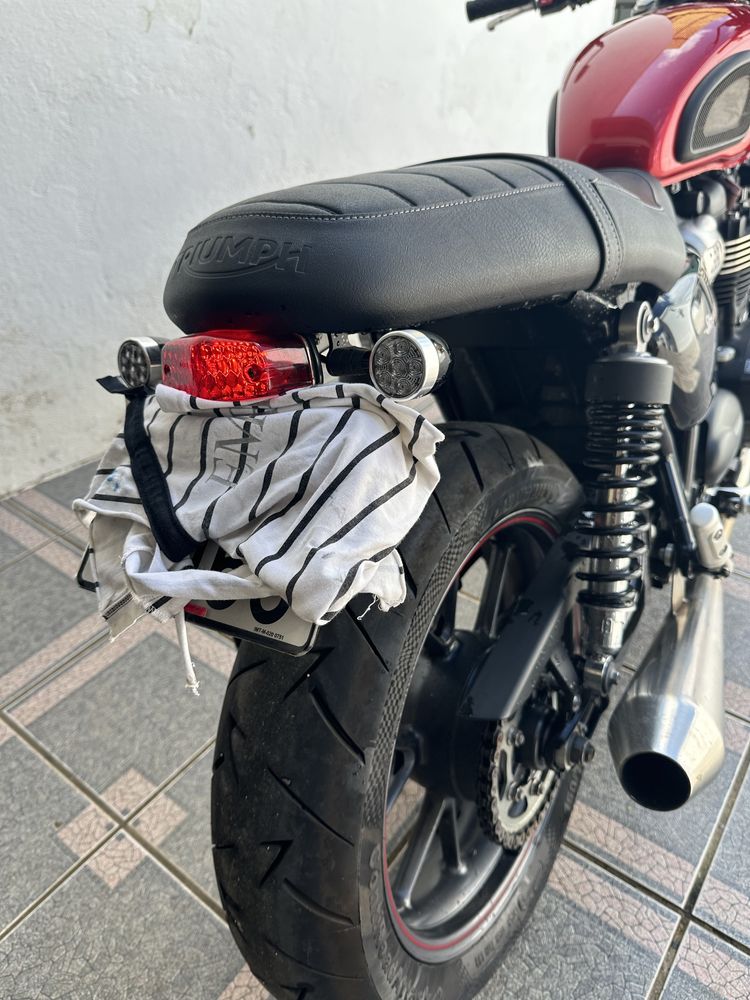 Triumph street twin