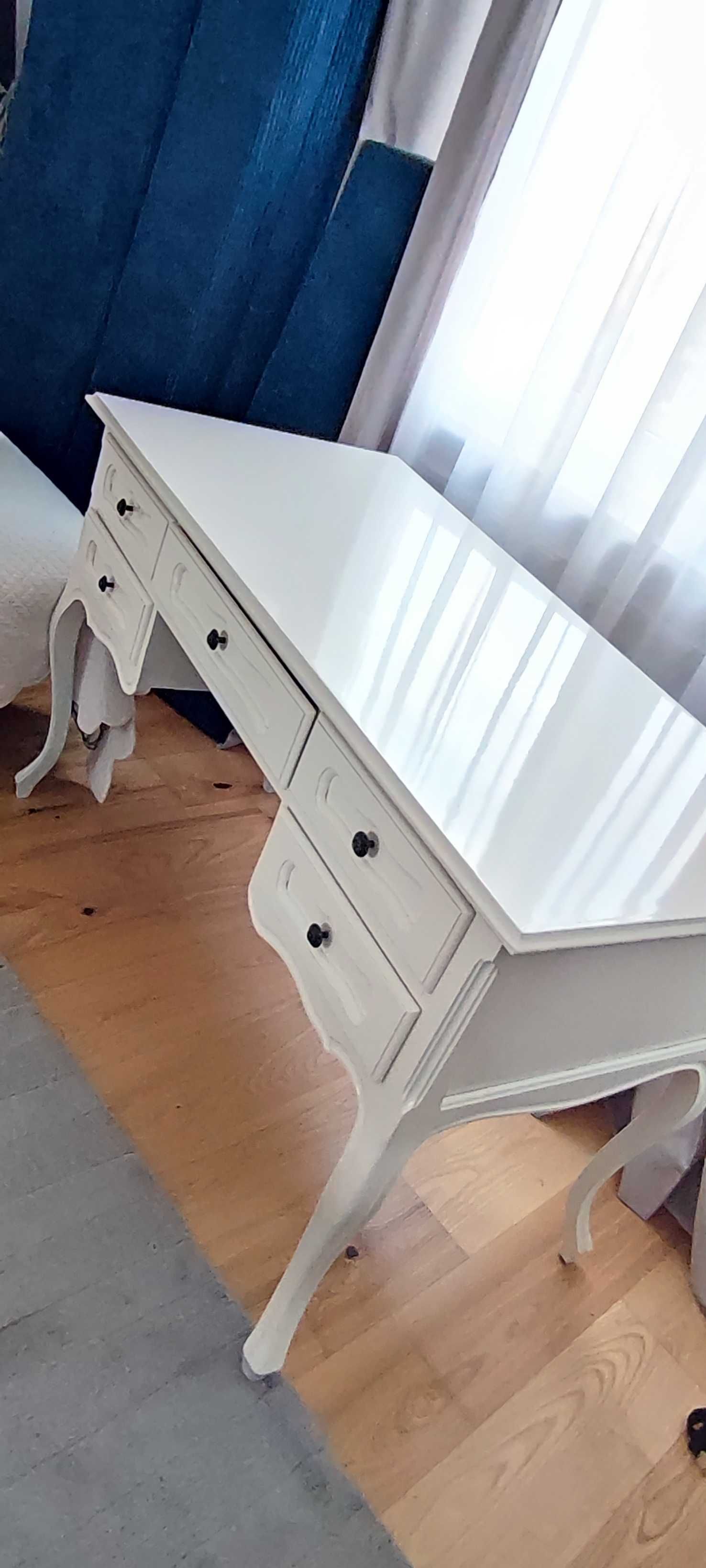 Drewniane biurko w kolorze białym