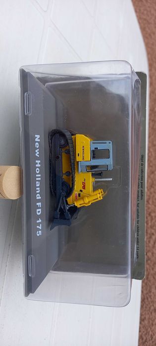 Komatsu, Hyundai, Hamm, Liebherr, New Holland : 8 modelos escala 1/72.