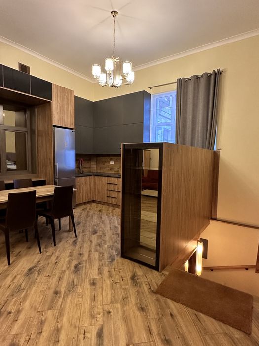 Продається двох кімнатна+ кухня студія+ підвал з Сауною і кімнатою