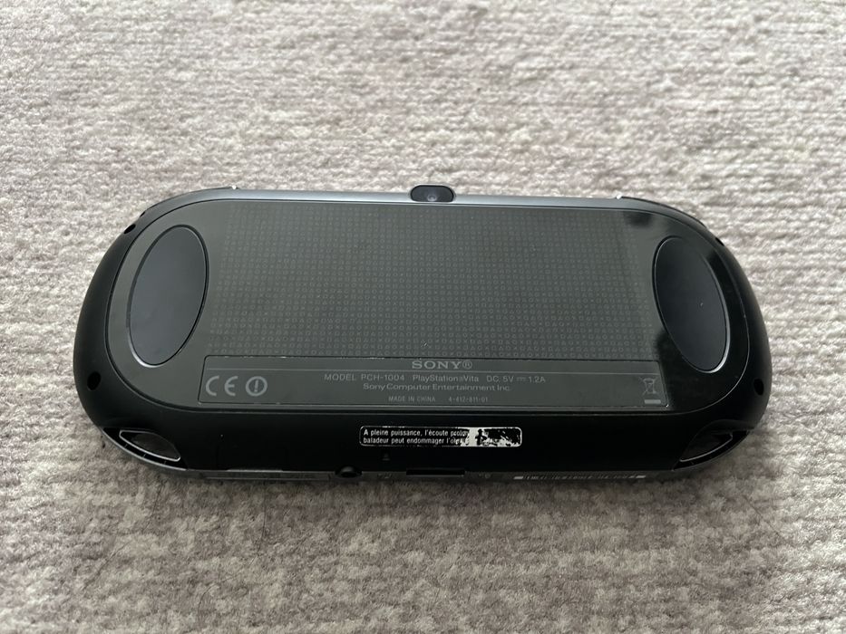 PS Vita com caixa original, 8 jogos e bolsa de transporte